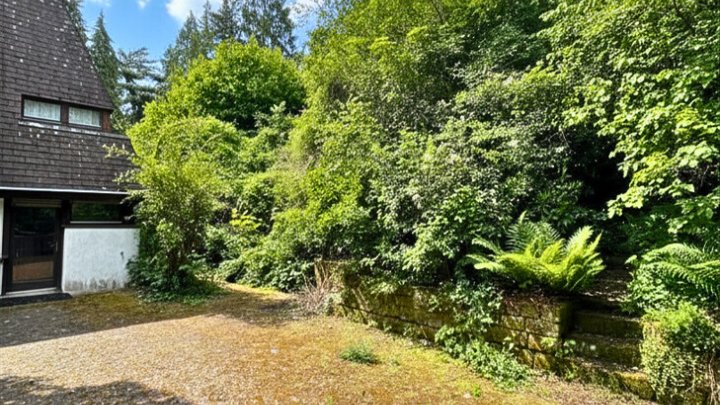 Einfamilienhaus mit ELW, tolles Grundstück mit Panoramablick über Saarbrücken