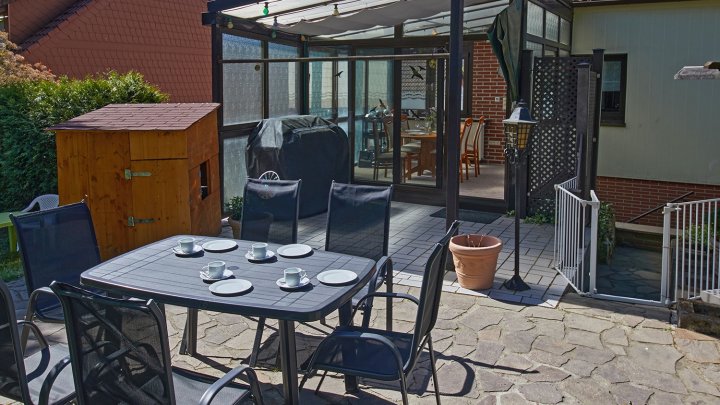 Familienhaus mit Einliegerwohnung, 3 Garagen & 795 m² Grundstück
