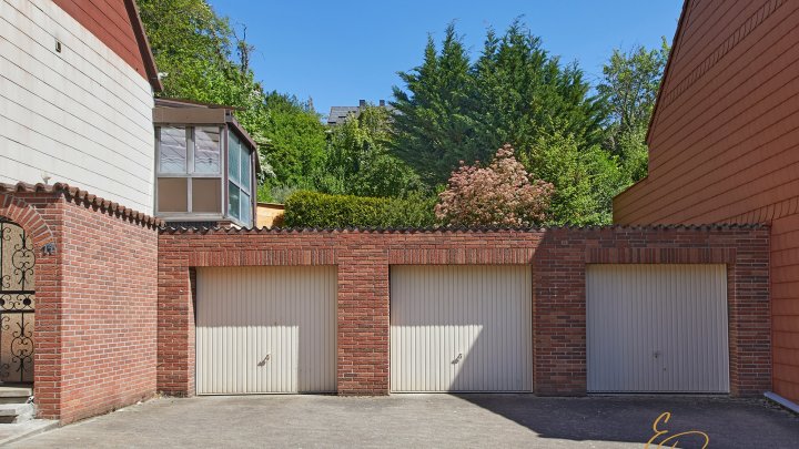Familienhaus mit Einliegerwohnung, 3 Garagen & 795 m² Grundstück