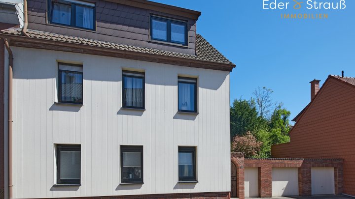 Familienhaus mit Einliegerwohnung, 3 Garagen & 795 m² Grundstück