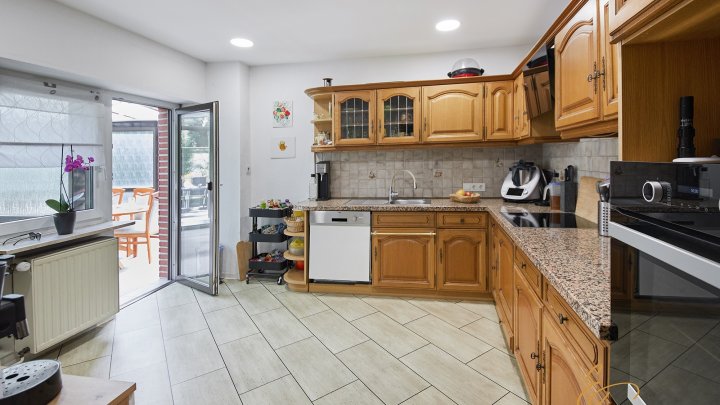 Familienhaus mit Einliegerwohnung, 3 Garagen & 795 m² Grundstück