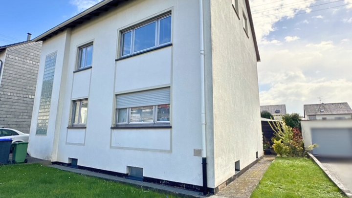 Freistehendes gepflegtes 2-3 FH mit Wintergarten, Garage, sofort verfügbar