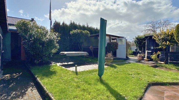 Freistehendes gepflegtes 2-3 FH mit Wintergarten, Garage, sofort verfügbar