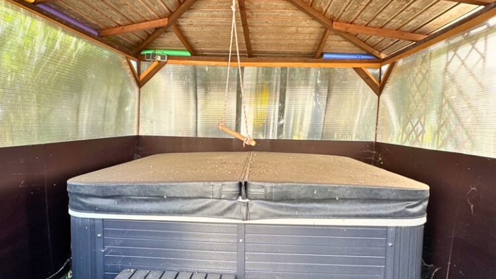 Freistehendes gepflegtes 2-3 FH mit Wintergarten, Garage, sofort verfügbar