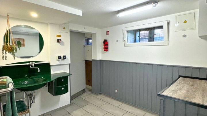 Freistehendes gepflegtes 2-3 FH mit Wintergarten, Garage, sofort verfügbar