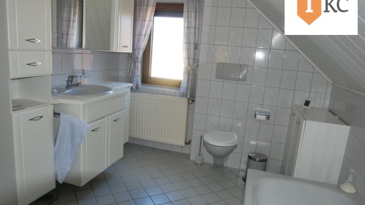 Großzügiges, gepflegtes  Doppelhaus mit großem Grundstück - Einziehen - Wohlfühlen !!
