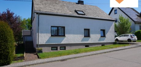 Vorderansicht mit Blick auf den 2. Eingang
