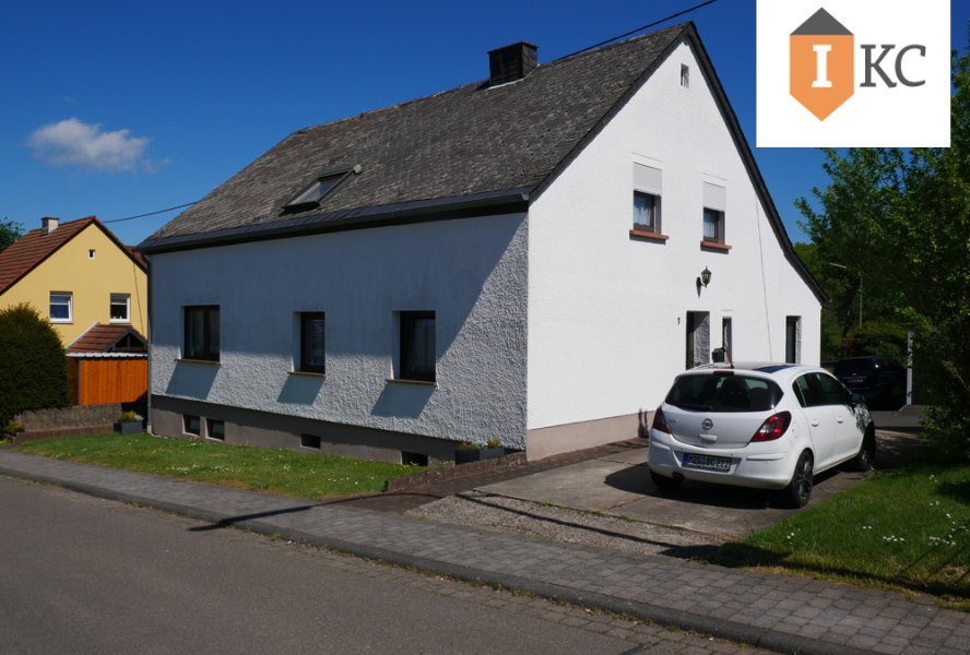 Vorderansicht mit Blick auf den 1. Eingang