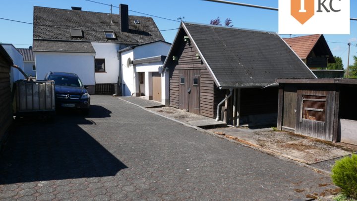 Großzügiges, gepflegtes  Doppelhaus mit großem Grundstück - Einziehen - Wohlfühlen !!