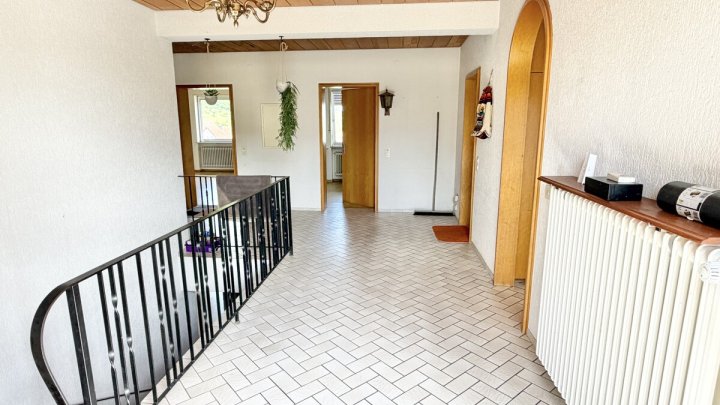 Großzügiges Einfamilienhaus mit Einliegerwohnung in begehrter Aussichtslage