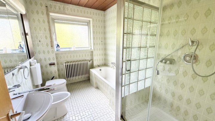 Großzügiges Einfamilienhaus mit Einliegerwohnung in begehrter Aussichtslage