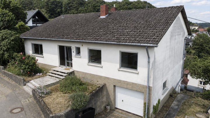 Großzügiges Einfamilienhaus mit Einliegerwohnung in begehrter Aussichtslage