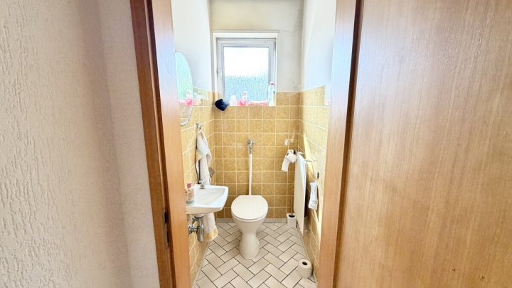 Großzügiges Einfamilienhaus mit Einliegerwohnung in begehrter Aussichtslage