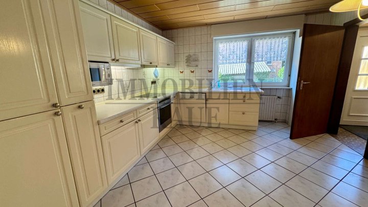 FAMILIENFREUNDLICHES, FREISTEHENDES 1 FAM.-HAUS MIT GARTEN UND 2 GARAGEN IN SULZBACH - SOFORT FREI