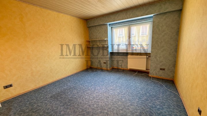 FAMILIENFREUNDLICHES, FREISTEHENDES 1 FAM.-HAUS MIT GARTEN UND 2 GARAGEN IN SULZBACH - SOFORT FREI