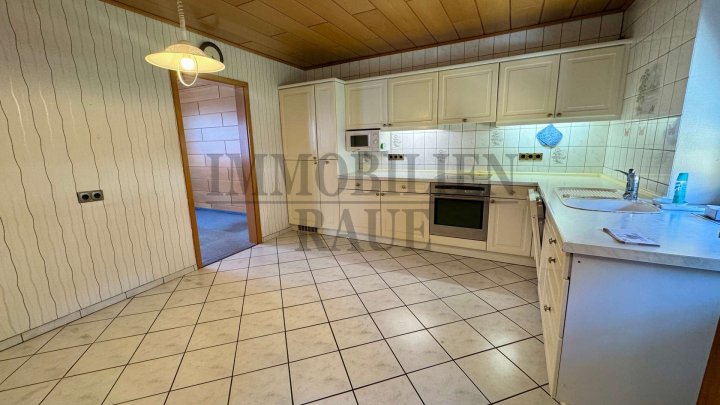 FAMILIENFREUNDLICHES, FREISTEHENDES 1 FAM.-HAUS MIT GARTEN UND 2 GARAGEN IN SULZBACH - SOFORT FREI