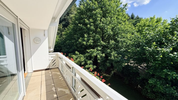 Exklusives u. großzügiges Anwesen mit Einliegerwohnung und luxuriösem Pool in Siersburg zu verkaufen
