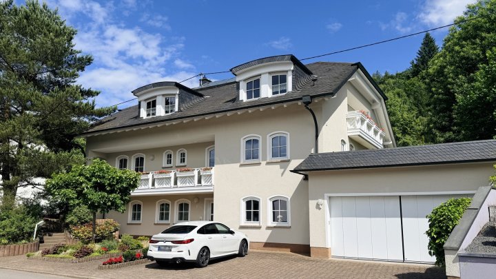 Exklusives u. großzügiges Anwesen mit Einliegerwohnung und luxuriösem Pool in Siersburg zu verkaufen