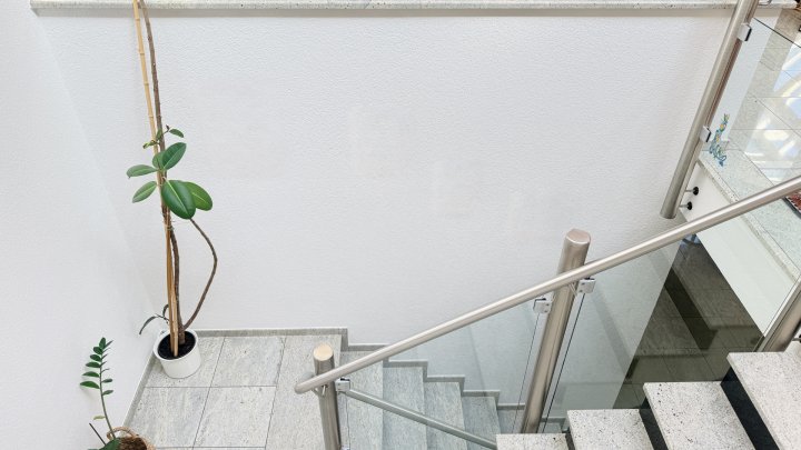 Exklusives u. großzügiges Anwesen mit Einliegerwohnung und luxuriösem Pool in Siersburg zu verkaufen