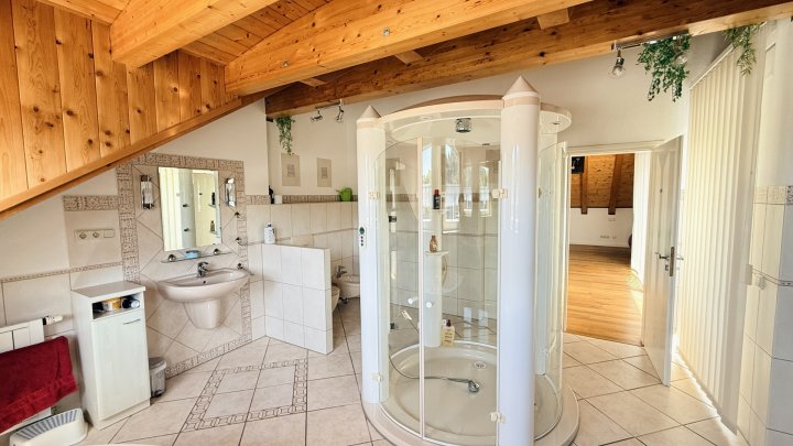 Exklusives u. großzügiges Anwesen mit Einliegerwohnung und luxuriösem Pool in Siersburg zu verkaufen