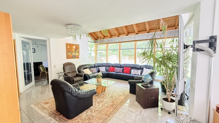 Exklusives u. großzügiges Anwesen mit Einliegerwohnung und luxuriösem Pool in Siersburg zu verkaufen