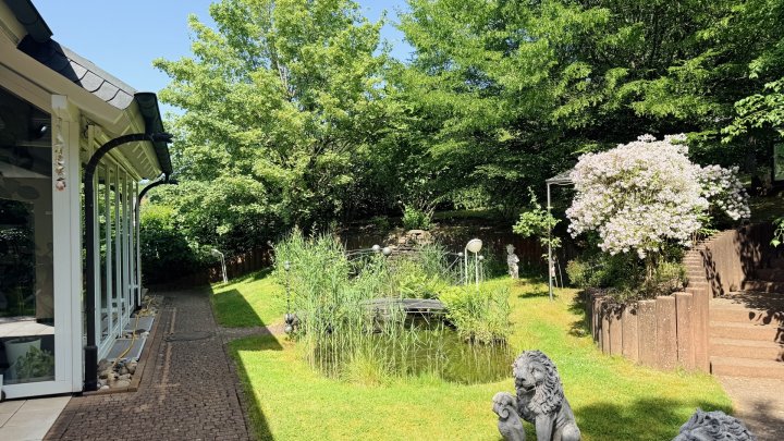Exklusives u. großzügiges Anwesen mit Einliegerwohnung und luxuriösem Pool in Siersburg zu verkaufen