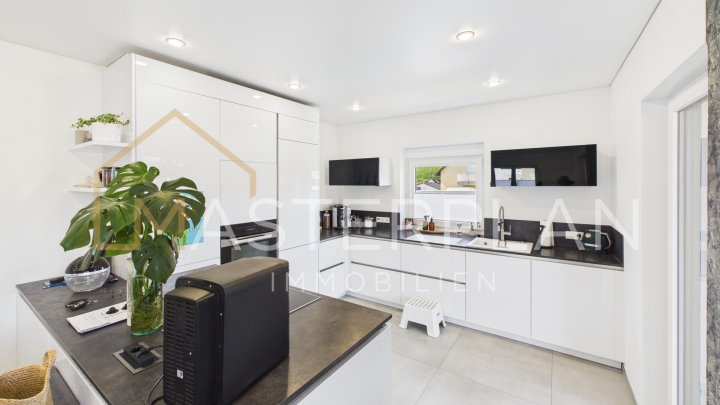 Stilvoll modernisiertes Einfamilienhaus mit Garten und vielseitigem Raumangebot