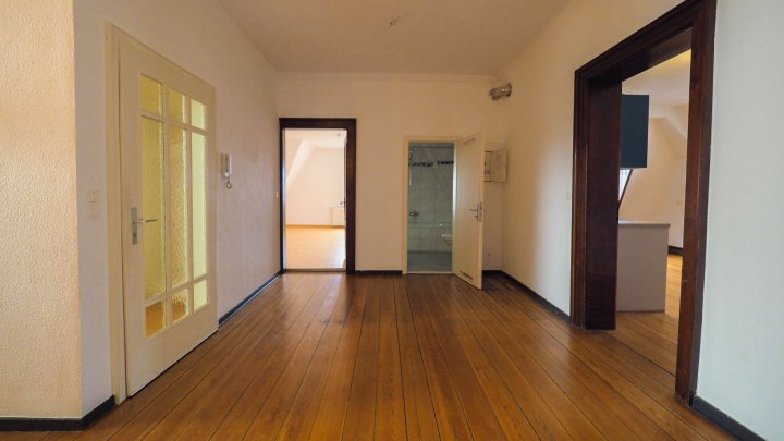 VILLA SCHWINN - Repräsentative 2,5-ZKB Altbauwohnung im DG mit EBK in ZW-City