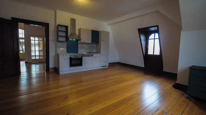 VILLA SCHWINN - Repräsentative 2,5-ZKB Altbauwohnung im DG mit EBK in ZW-City