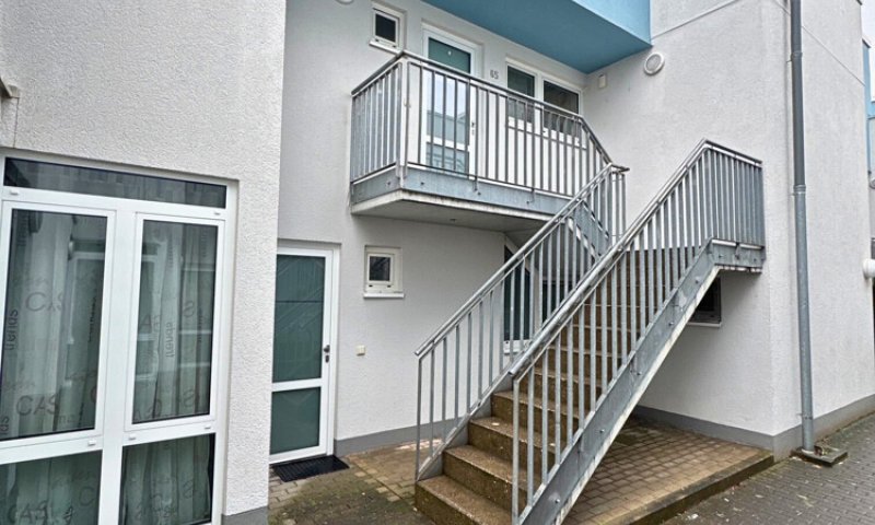 Attraktiv vermietete 3-ZKB Maisonette: Terrasse, Stellplatz, saniert mit neuem Dach und Fenstern
