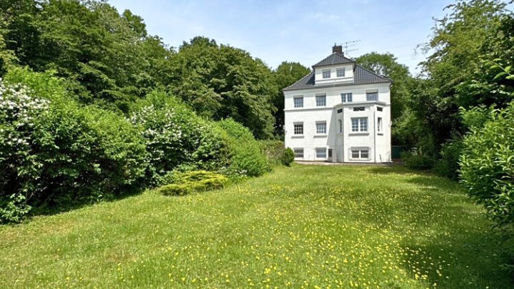 Altbauvilla mit parkähnlichem Grundstück auf dem oberen Rastpfuhl