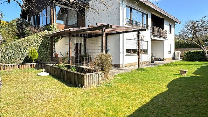 Großzügiges 1-FH + ELW, freistehend mit 2 Garagen, Kamin + Wintergarten