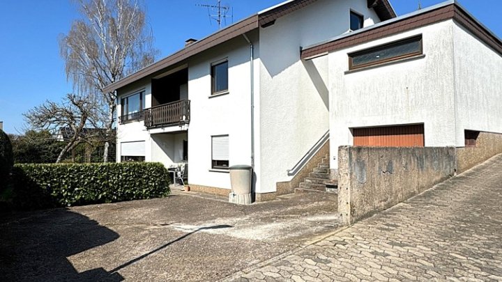 Großzügiges 1-FH + ELW, freistehend mit 2 Garagen, Kamin + Wintergarten
