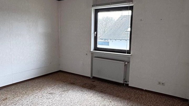 Großzügiges 1-FH + ELW, freistehend mit 2 Garagen, Kamin + Wintergarten