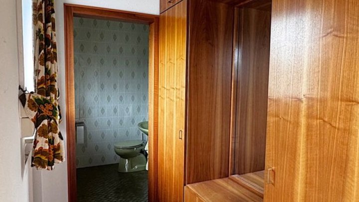 Großzügiges 1-FH + ELW, freistehend mit 2 Garagen, Kamin + Wintergarten