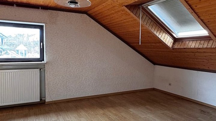 Großzügiges 1-FH + ELW, freistehend mit 2 Garagen, Kamin + Wintergarten