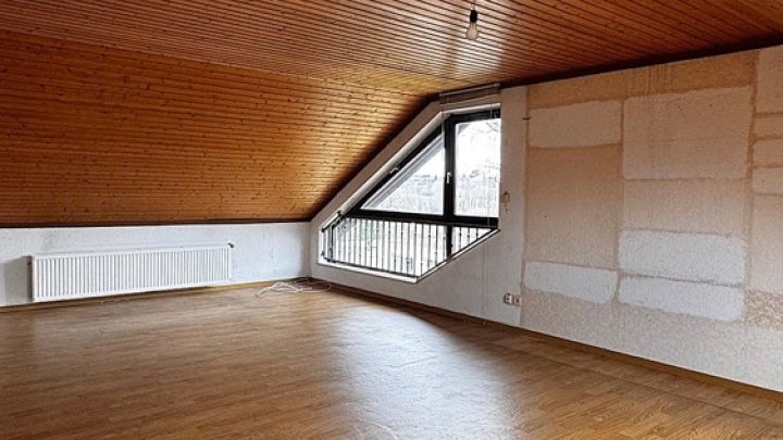 Großzügiges 1-FH + ELW, freistehend mit 2 Garagen, Kamin + Wintergarten