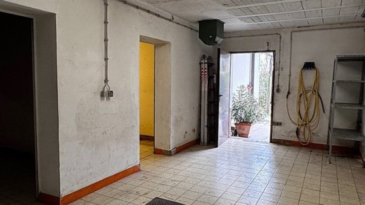 Großzügiges 1-FH + ELW, freistehend mit 2 Garagen, Kamin + Wintergarten