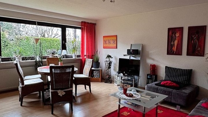 Großzügiges 1-FH + ELW, freistehend mit 2 Garagen, Kamin + Wintergarten