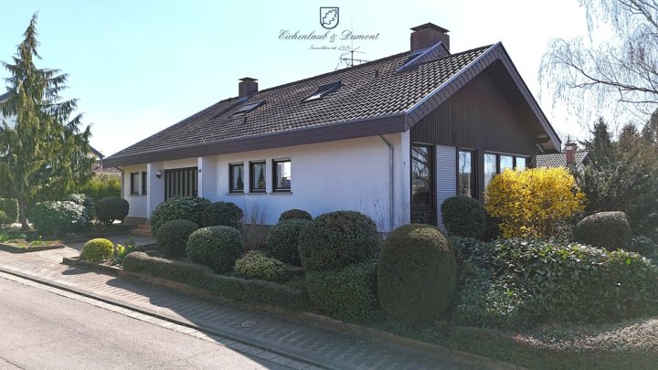 Großzügiges 1-FH + ELW, freistehend mit 2 Garagen, Kamin + Wintergarten