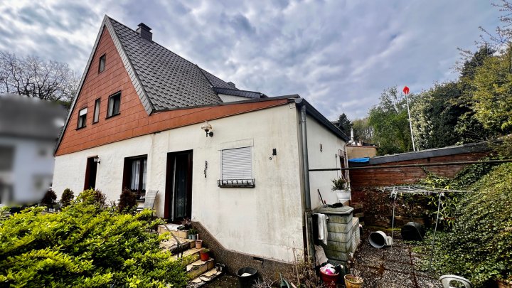 Doppelhaushälfte mit Garten und Garage - Ihr Sanierungsprojekt mit Potenzial in Großrosseln