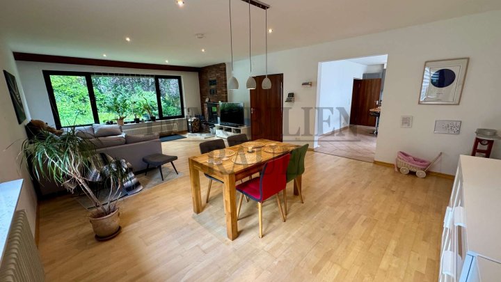 WOHNEN MIT VIEL PLATZ, PRIVATSPHÄRE UND ZAHLREICHEN EXTRAS – GEPFLEGTER WINKELBUNGALOW IN SPIESEN