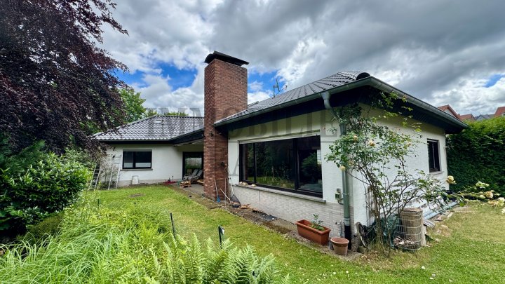 WOHNEN MIT VIEL PLATZ, PRIVATSPHÄRE UND ZAHLREICHEN EXTRAS – GEPFLEGTER WINKELBUNGALOW IN SPIESEN