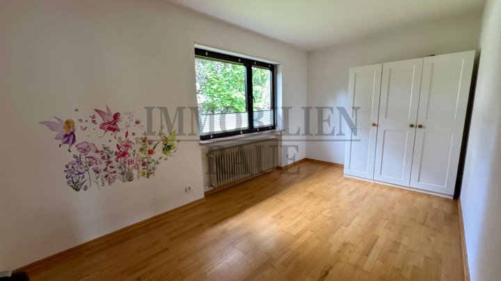 WOHNEN MIT VIEL PLATZ, PRIVATSPHÄRE UND ZAHLREICHEN EXTRAS – GEPFLEGTER WINKELBUNGALOW IN SPIESEN