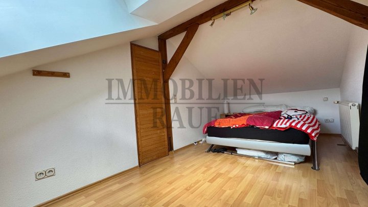 WOHNEN MIT VIEL PLATZ, PRIVATSPHÄRE UND ZAHLREICHEN EXTRAS – GEPFLEGTER WINKELBUNGALOW IN SPIESEN