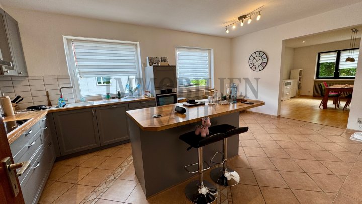 WOHNEN MIT VIEL PLATZ, PRIVATSPHÄRE UND ZAHLREICHEN EXTRAS – GEPFLEGTER WINKELBUNGALOW IN SPIESEN