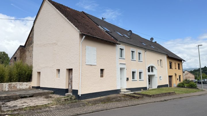 Mehrgenerationenhaus mit separaten Wohneinheiten und Scheune