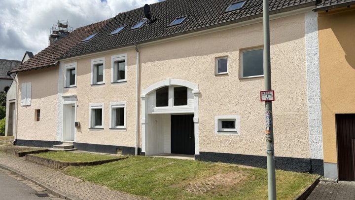 Mehrgenerationenhaus mit separaten Wohneinheiten und Scheune