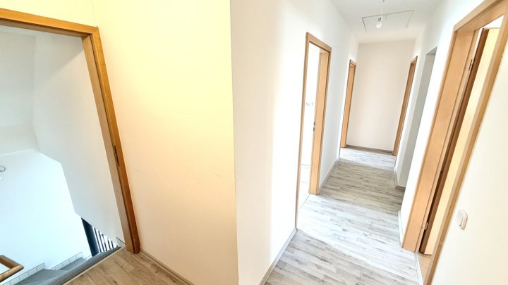 Mehrgenerationenhaus mit separaten Wohneinheiten und Scheune
