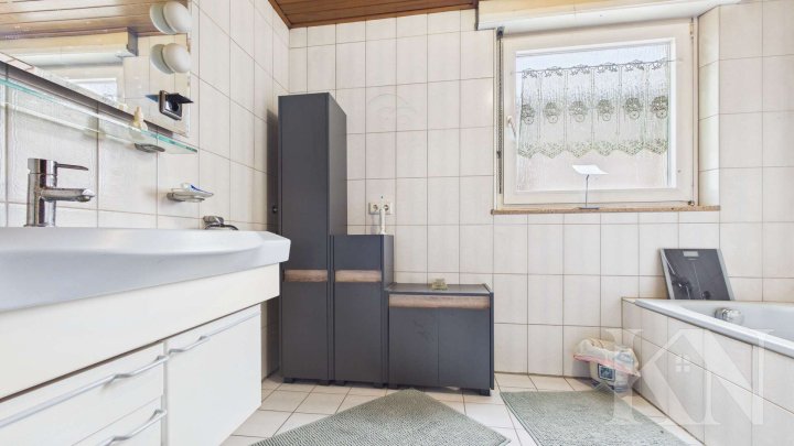 Freistehend! Großzügiges Ein,- bis Zweifamilienhaus in Wiesbach